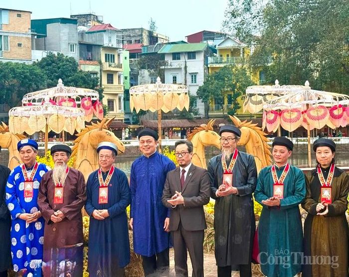 Theo Ban tổ chức, Hội chữ Xuân năm 2026 có 35 người viết chữ. Ảnh: Diệu Anh