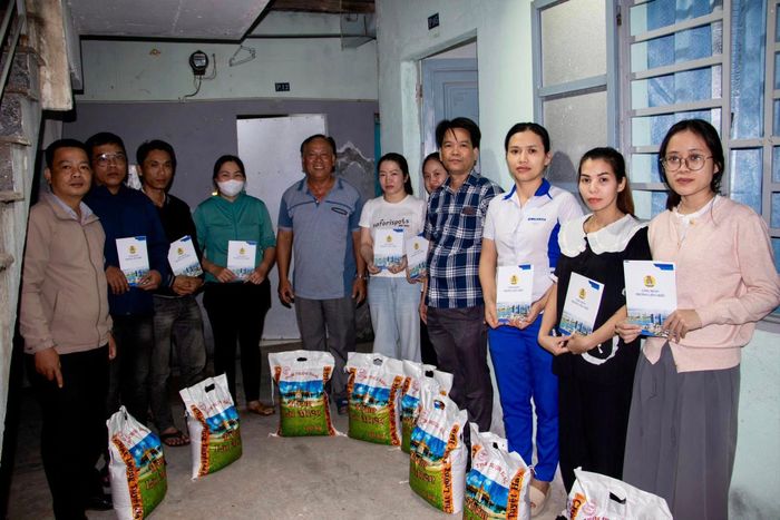 Công đoàn phường Liên Chiểu thăm công nhân, người lao động khó khăn tại các tổ công nhân tự quản. Ảnh: X.H