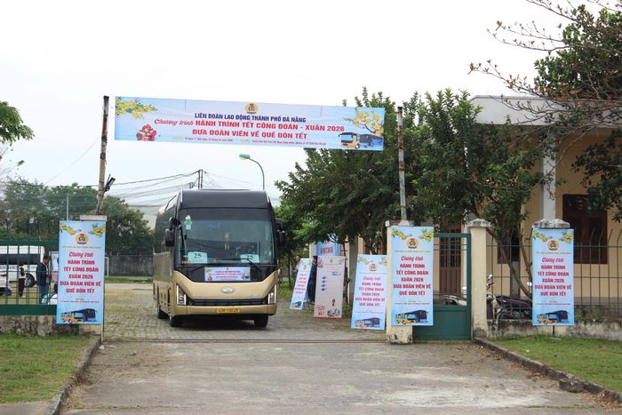 Những Chuyến xe Công đoàn xuất phát từ Khu công nghiệp Hòa Khánh sáng sớm 11/2. Ảnh: LÂM VIÊN