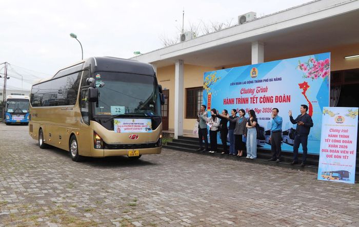 Đà Nẵng tổ chức 105 xe đưa người lao động và gia đình về quê đón Tết. Ảnh: LÂM VIÊN