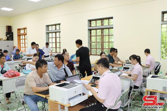 Phòng giao dịch Ngân hàng Chính sách xã hội Mai Sơn giải ngân vốn vay cho nhân dân xã Chiềng Mai.