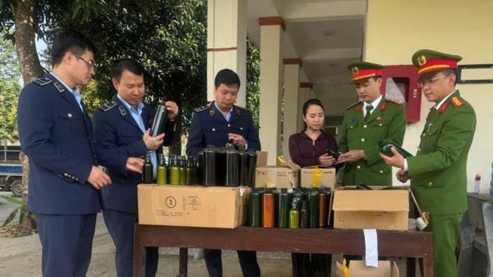 Công an xã Hóa Quỳ phối hợp với Quản lý thị trường kiểm tra nguồn gốc, xuất xứ hàng hóa kinh doanh trên địa bàn.