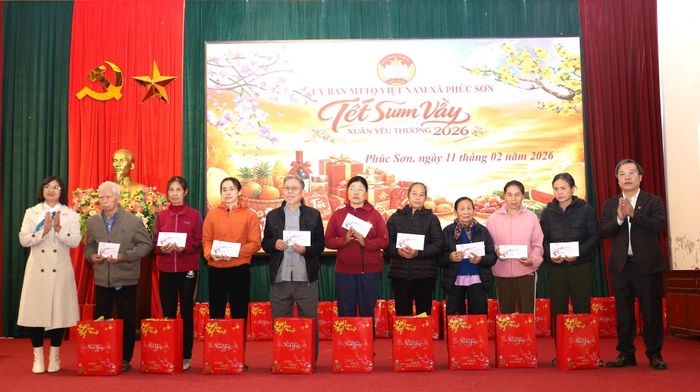 Phó Chủ tịch HĐND xã Phúc Sơn Vũ Văn Chuyên và Phó Chủ tịch Ủy ban MTTQ Việt Nam xã Phúc Sơn Nguyễn Thị Thanh Hòa trao quà Tết các hộ gia đình trên địa bàn. Ảnh: Kim Nhuệ