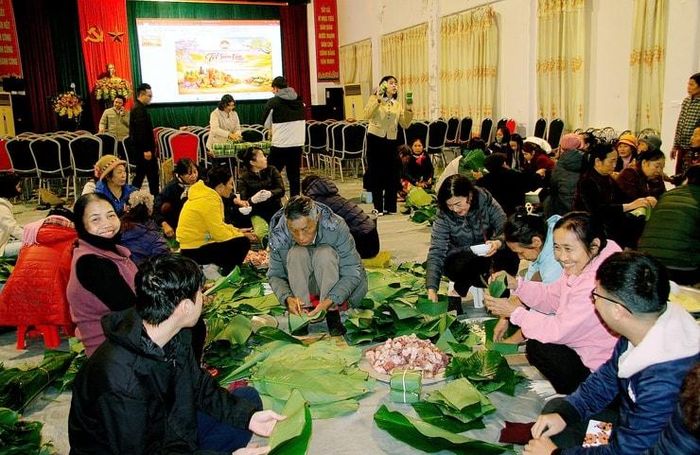 Thành viên Ủy ban MTTQ Việt Nam xã Phúc Sơn gói bánh chưng tặng các hộ gia đình cận nghèo, hoàn cảnh khó khăn trên địa bàn. Ảnh: PV