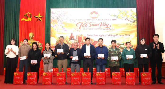 Phó Bí thư Thường trực Đảng ủy xã Phúc Sơn Trần Việt Thắng và Phó Chủ tịch Thường trực Ủy ban MTTQ Việt Nam xã Phúc Sơn Nguyễn Thị Thường trao quà Tết các hộ gia đình trên địa bàn. Ảnh: Kim Nhuệ