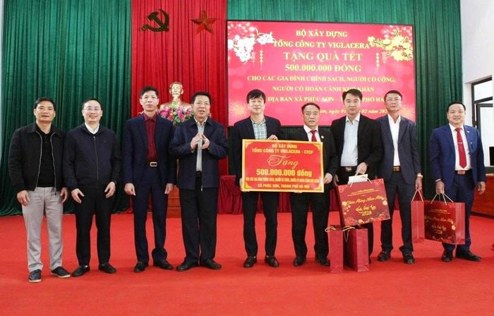 Bộ trưởng Bộ Xây dựng Trần Hồng Minh và lãnh đạo Tổng Công ty Viglacera trao 500 triệu đồng để xã Phúc Sơn tặng quà Tết các hộ cận nghèo, hoàn cảnh khó khăn. Ảnh: PV