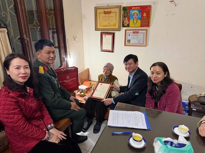 Phó Bí thư Thường trực Đảng ủy phường Đinh Nguyên Mạnh thăm hỏi người cao tuổi trên 100 tuổi tại phố Nguyễn Lương Bằng. Ảnh: PV