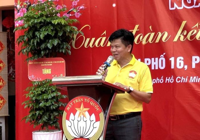 Ông Đinh Gia Huỳnh chia sẻ với người dân tại ngày hội. Ảnh: Q.Đ.