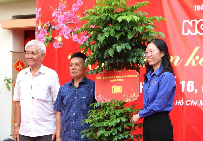 Trao tặng cho khu phố 6 chậu cây xanh. Ảnh: Q.Đ.