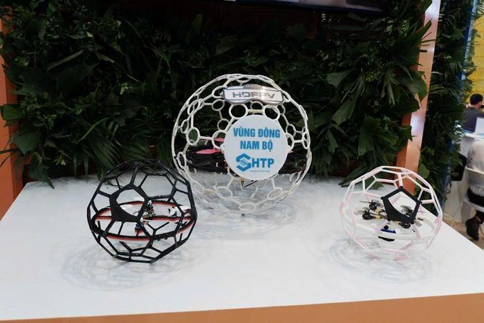 Sản phẩm hiện đang được áp dụng rộng rãi trong các trường học dạy STEM, là công cụ chính cho môn Drone Soccer (Bóng đá Drone). Ảnh: Hà Phương