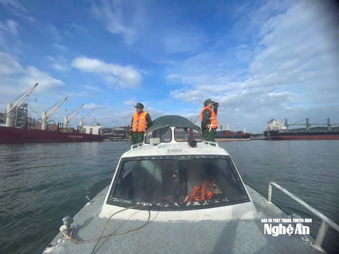 Đồn Biên phòng Cửa khẩu Cảng Cửa Lò - Bến Thủy, Bộ đội Biên phòng Nghệ An sử dụng phương tiện và lực lượng tìm kiếm nạn nhân mất tích trên biển. Ảnh: Lê Thạch