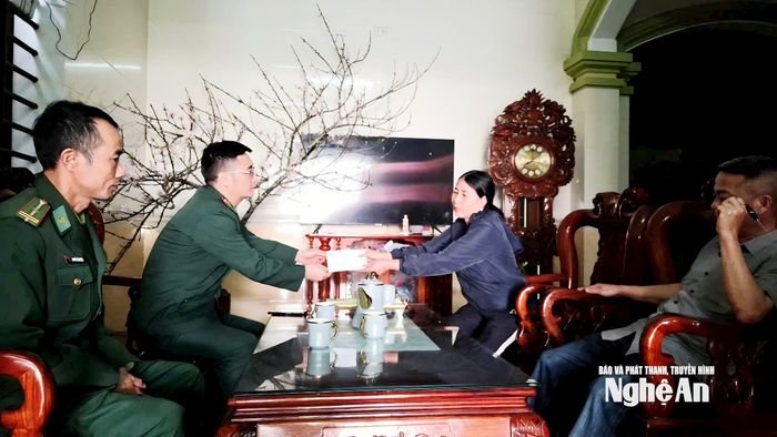 Đại diện Đồn Biên phòng Cửa khẩu Cảng Cửa Lò - Bến Thủy đến động viên, hỗ trợ các gia đình bị nạn. Ảnh: Trần Thế