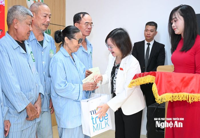 Đại biểu Quốc hội Thái Thị An Chung - Ủy viên BCH Đảng bộ tỉnh, Phó trưởng Đoàn đại biểu Quốc hội chuyên trách Nghệ An tặng quà động viên các bệnh nhân đang điều trị tại Bệnh viện Mắt Nghệ An. Ảnh: Thành Cường