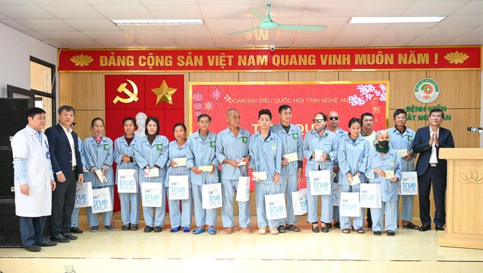 Đại biểu Quốc hội thăm, chúc Tết bệnh nhân đang điều trị tại Bệnh viện Mắt Nghệ An. Ảnh: Thành Cường