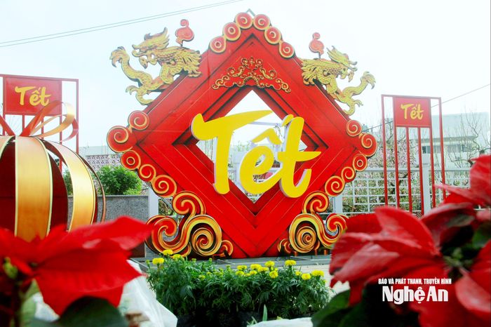 Bên cạnh trang trí hoa Tết, các công nhân cũng tạo thêm các mô hình, tiểu cảnh để người dân có thêm các điểm check in. Ảnh: Q.A