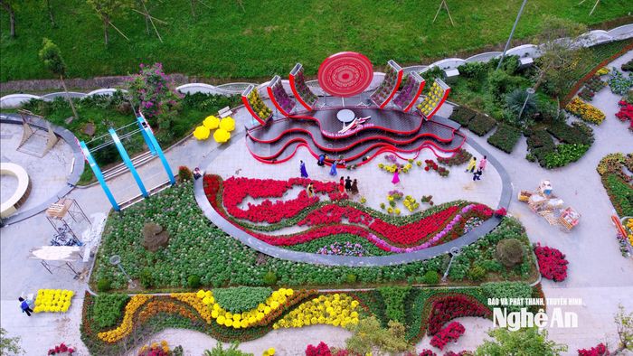 Khu vực trung tâm tuyến đường với không gian lớn, có sân khấu cùng hàng trăm loài hoa khoe sắc. Dự kiến đây sẽ là điểm đặt linh vật Tết Bính Ngọ chào đón năm mới. Ảnh: Q.A
