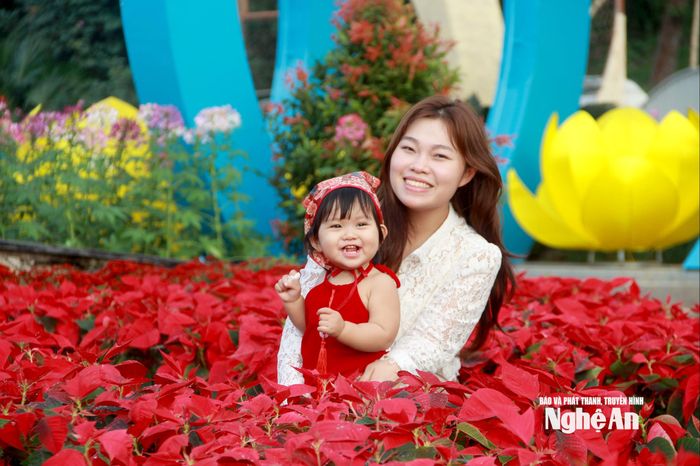 Dù tuyến đường hoa chưa hoàn thành các công đoạn trang trí, nhưng hiện đã có nhiều người dân đến tranh thủ chụp những tấm hình đẹp. Ảnh: Q.A