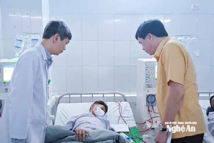 Đồng chí Nguyễn Đình Hùng - Ủy viên Ban Thường vụ Tỉnh ủy, Phó Chủ tịch Thường trực Ủy ban MTTQ Việt Nam tỉnh động viên bệnh nhân đang chạy thận tại Bệnh viện Hữu nghị Đa khoa tỉnh. Ảnh: P.V