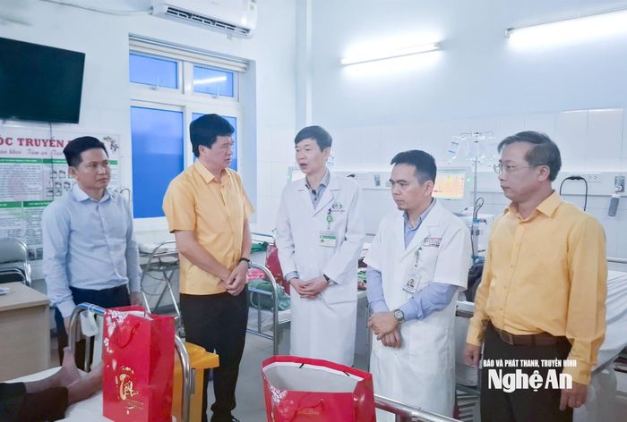 Các đồng chí lãnh đạo Ủy ban MTTQ Việt Nam tỉnh tìm hiểu những khó khăn của các bệnh nhân chạy thận từ đội ngũ cán bộ y tế bệnh viện. Ảnh: P.V