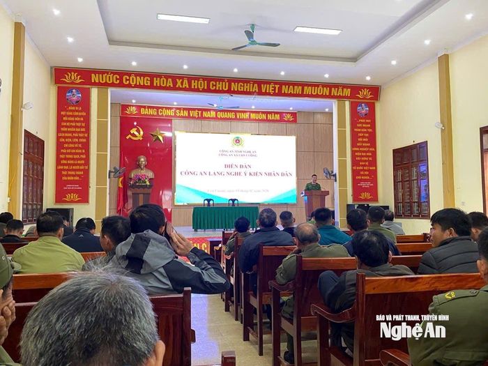 Diễn đàn "Công an lắng nghe ý kiến Nhân dân" do Công an xã Con Cuông tổ chức. Ảnh: P.V