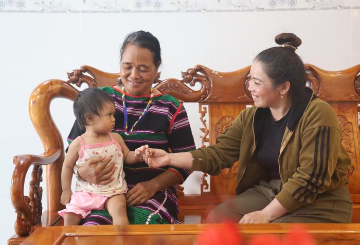 Bà Thị Hằng (bên trái) trong căn nhà khang trang