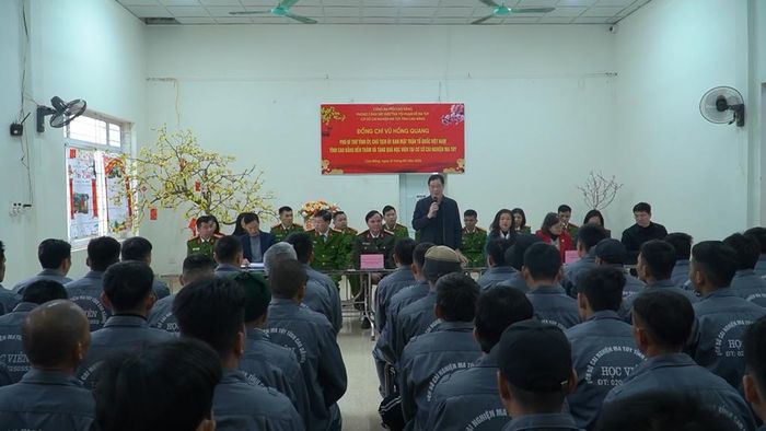 Phó Bí thư Tỉnh ủy, Chủ tịch Ủy ban MTTQ tỉnh Vũ Hồng Quang động viên và tặng quà tết các học viên đang điều trị tại Cơ sở cai nghiện ma túy tỉnh.