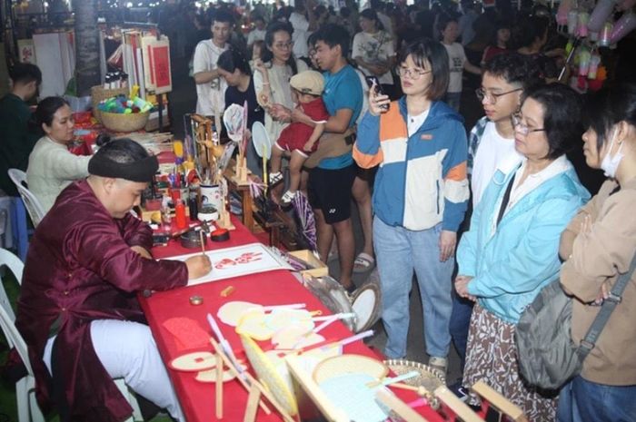 Không gian Phố ông Đồ tái hiện nét đẹp Tết xưa với hoạt động viết thư pháp. Ảnh: NLĐ