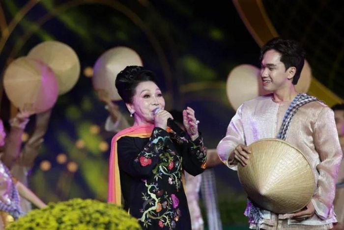 NSND Bạch Tuyết biểu diễn trong chương trình nghệ thuật khai mạc Chợ hoa xuân. Ảnh: Dũng Phương