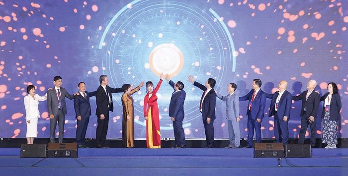 Thủ tướng Chính phủ Phạm Minh Chính và các đại biểu thực hiện nghi thức ra mắt Liên minh Kinh tế tầm thấp (LAE)