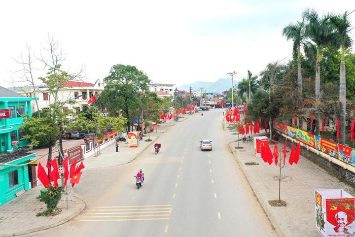  Trung tâm xã Sơn Động rợp màu cờ. (ảnh: Xuân Thỏa) 