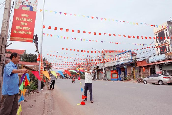  Người dân phường Chũ trang trí đường phố. 