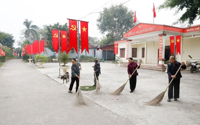  Dù bị ảnh hưởng nặng nề do cơn cơn bão số 11 (Matmo) hồi đầu tháng 10/2025, nhưng người dân thôn Bo Chợ, xã Bố Hạ đã đồng lòng vượt qua, cùng nhau xây dựng nông thôn thông minh, hiện đại. Ảnh: Bà con thôn Bo Chợ trang trí, vệ sinh khu vực trung tâm thôn để đón xuân. 