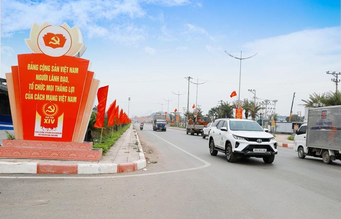  Quốc lộ 17, đoạn qua xã Tân Yên được trang hoàng rực rỡ. 