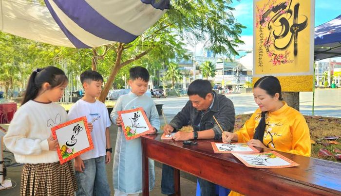  Các em nhỏ hào hứng tham gia hoạt động viết thư pháp. Ảnh: Ngọc Duy 