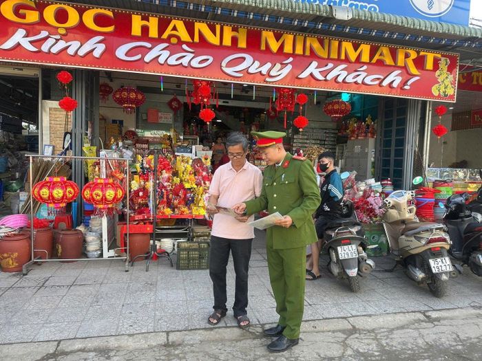 Cán bộ Công an phát tờ tuyên truyền PCCC cho các tiểu thương tại các chợ.