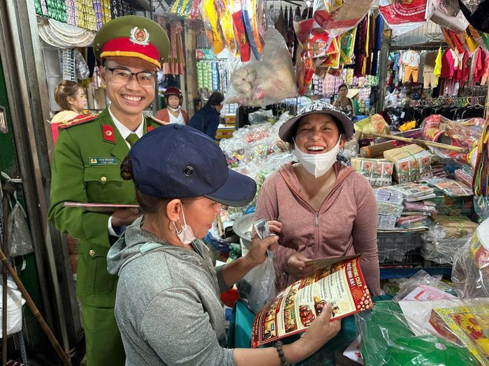 Cán bộ Công an phát tờ tuyên truyền PCCC cho các tiểu thương tại các chợ.