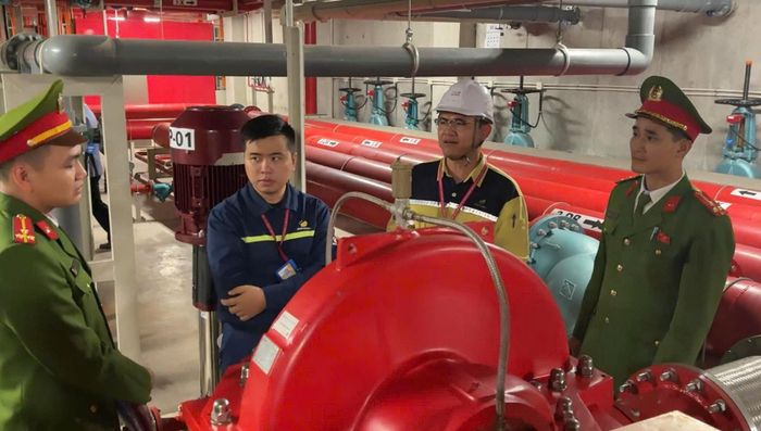 Lực lượng Cảnh sát PCCC&CNCH Công an thành phố Huế cùng lực lượng PCCC cơ sở kiểm tra khả năng vận hành thiết bị chữa cháy tại trung tâm thương mại.