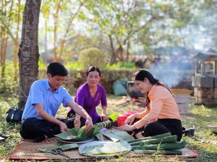 Trải nghiệm gói bánh chưng ngày Tết 