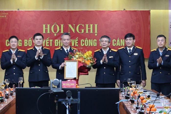 Ban lãnh đạo Cục Thuế chúc mừng ông Vũ Mạnh Cường - Trưởng Thuế TP Hà Nội. Ảnh: Phương Thảo