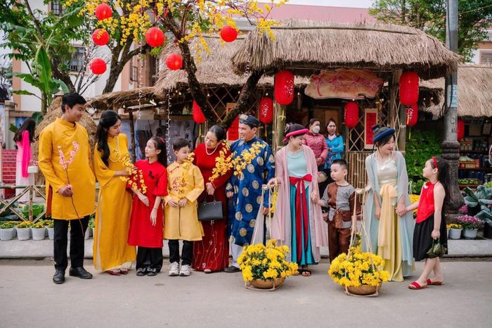 Người dân Đà Nẵng rạng rỡ trong sắc xuân, kết tinh tinh thần lạc quan,nghĩa tình và sức sống bền bỉ của con người Quảng - Đà.