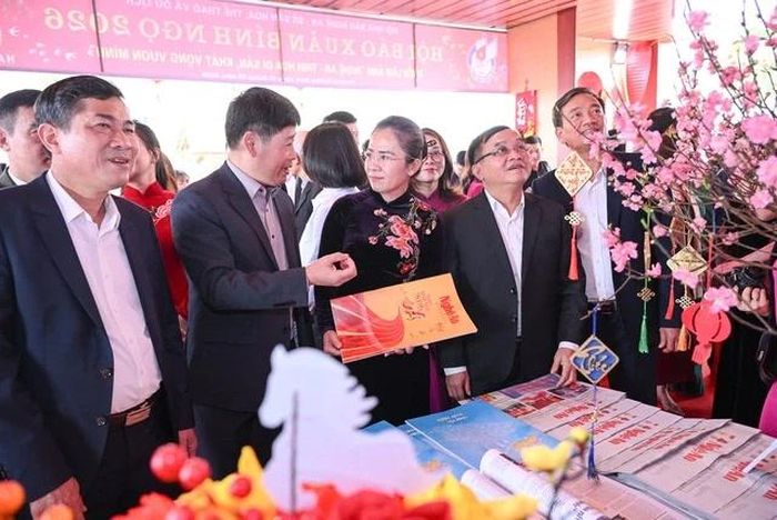 Các đại biểu tìm hiểu các ấn phẩm báo Xuân và sản phẩm trưng bày tại Hội báo Xuân Nghệ An Bính Ngọ 2026. (Ảnh: SKĐS)