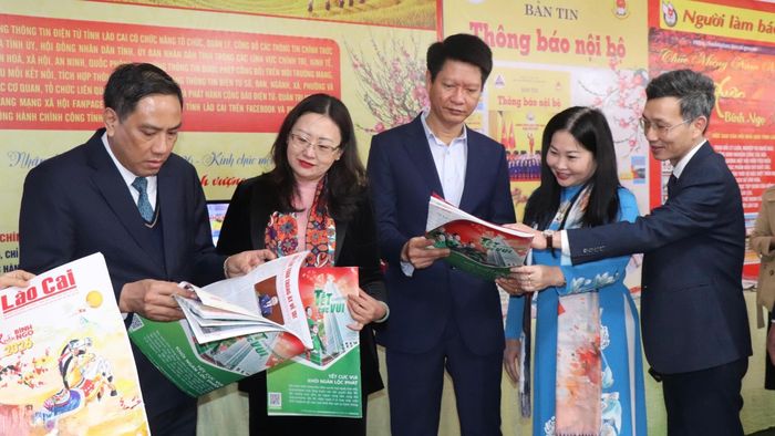 Hơn 1.000 ấn phẩm báo chí Xuân của 24 cơ quan báo chí trong tỉnh được trưng bày tại Hội Báo Xuân Bính Ngọ 2026. (Ảnh: Mạnh Cường)