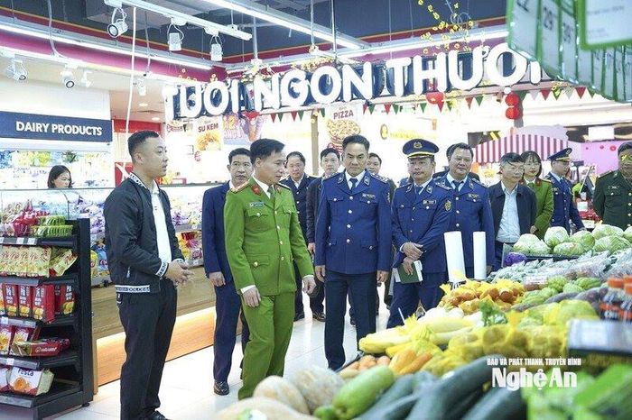 Đoàn liên ngành của tỉnh kiểm tra công tác quản lý thị trường tại tuyến Quốc lộ 7. Ảnh: P.V