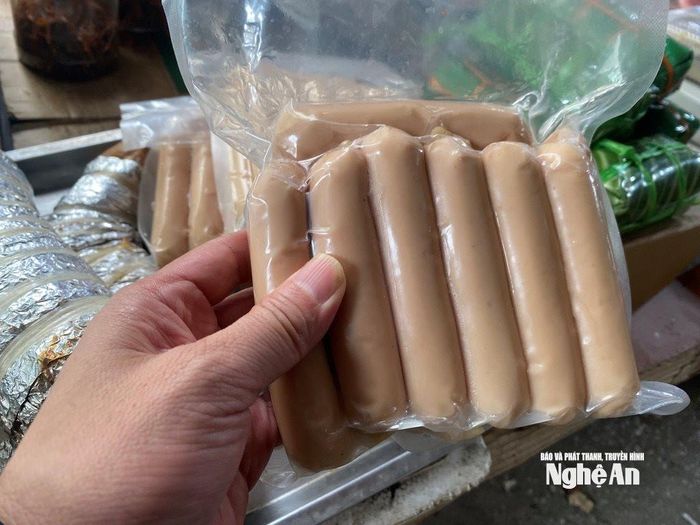 Xúc xích bày bán tại chợ Phủ Diễn, xã Diễn Châu không có nguồn gốc xuất xứ. Ảnh: Hải An