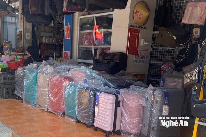 Một cửa hàng bản sản phẩm va li kéo ở xã Nghi Lộc không có nguồn gốc xuất xứ. Ảnh: Hải An