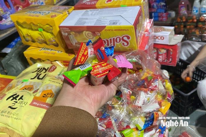 Bánh kẹo không rõ nguồn gốc xuất xứ được đóng trong túi nilon bày bán ở chợ Rộc xã Quan Thành. Ảnh: Hải An