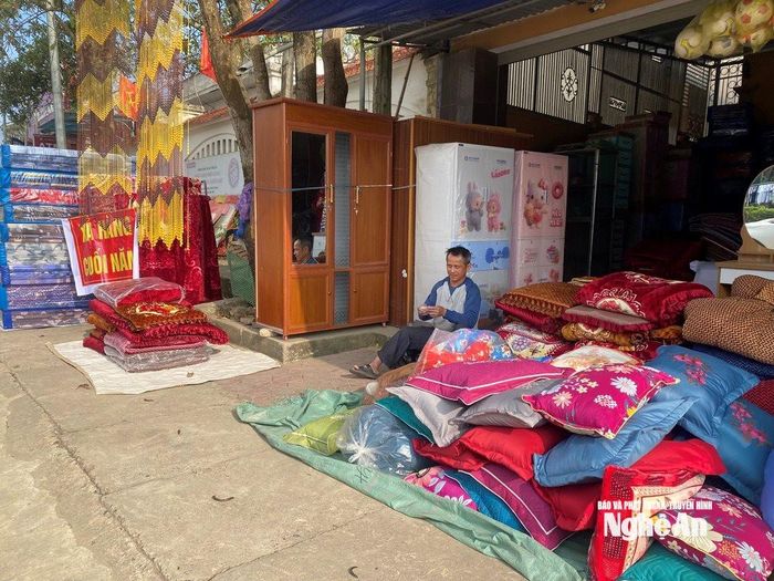 Chăn ga, gối đệm bán xả hàng ở xã Tân Kỳ không có nguồn gốc xuất xứ. Ảnh: Văn Trường