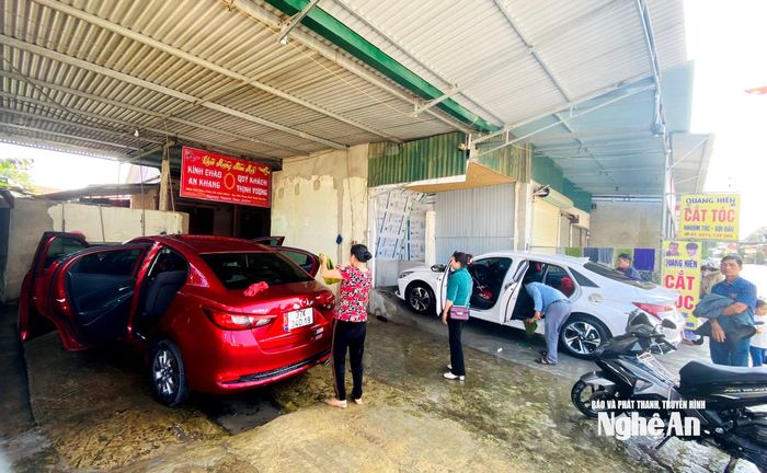 Điểm rửa xe trên địa bàn xã Xuân Lâm làm liên tục dịp cận Tết. Ảnh: Q.A
