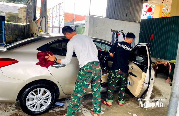 Sau khi rửa xong, xe được lau chùi sạch để bàn giao cho khách. Ảnh: Q.A