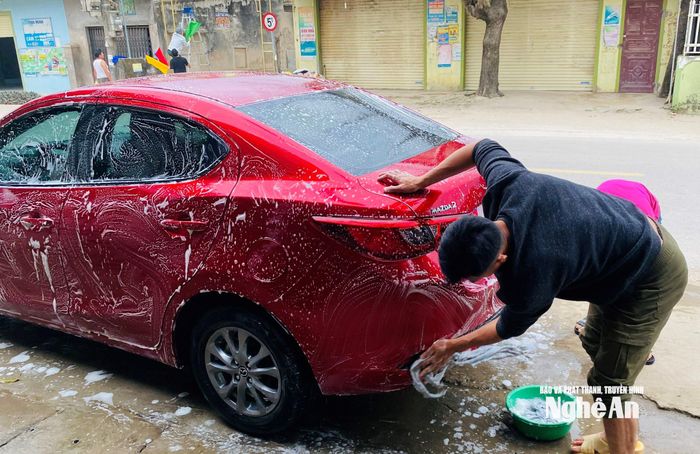 Xe được rửa kỹ càng để lưu thông dịp Tết. Ảnh: Q.A